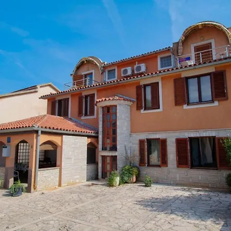 Manda - One Bedroom With Terrace A1 Appartement Fažana